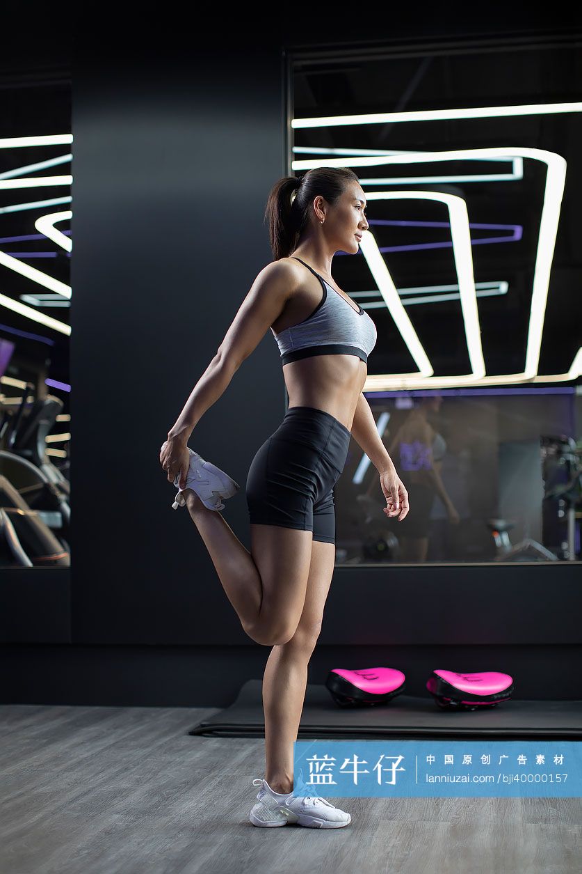 年轻女士在健身房拉伸