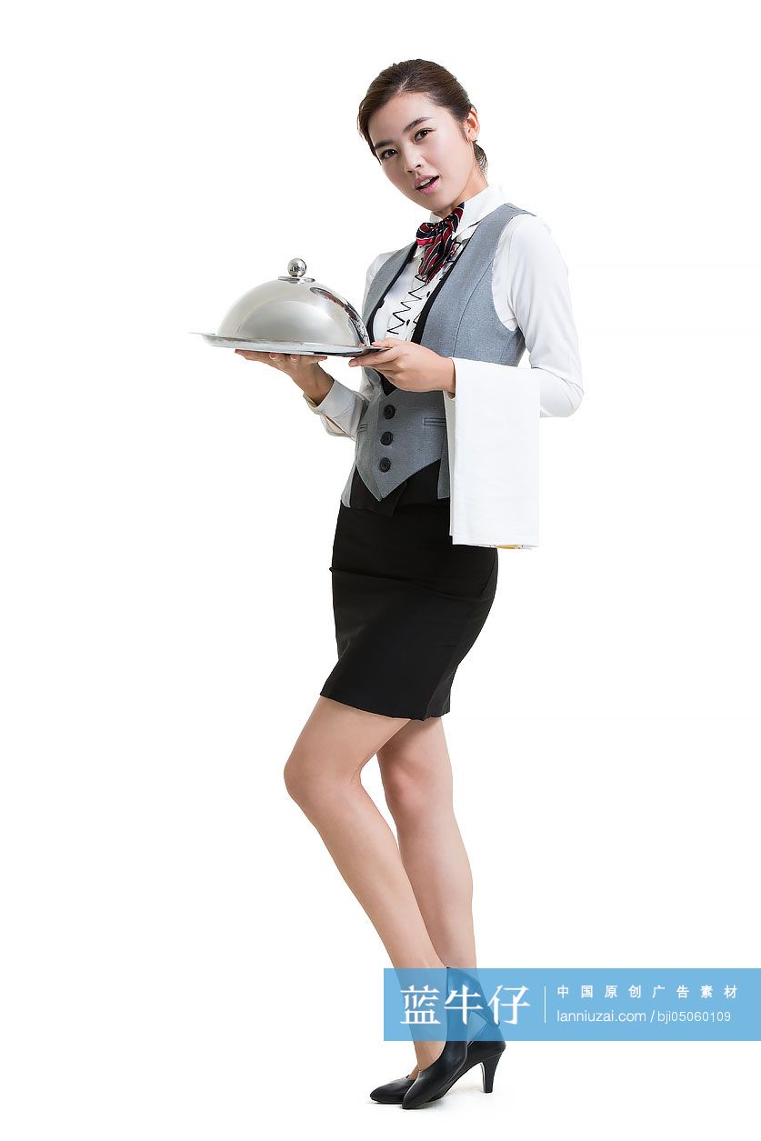 酒店微笑女服务生上菜