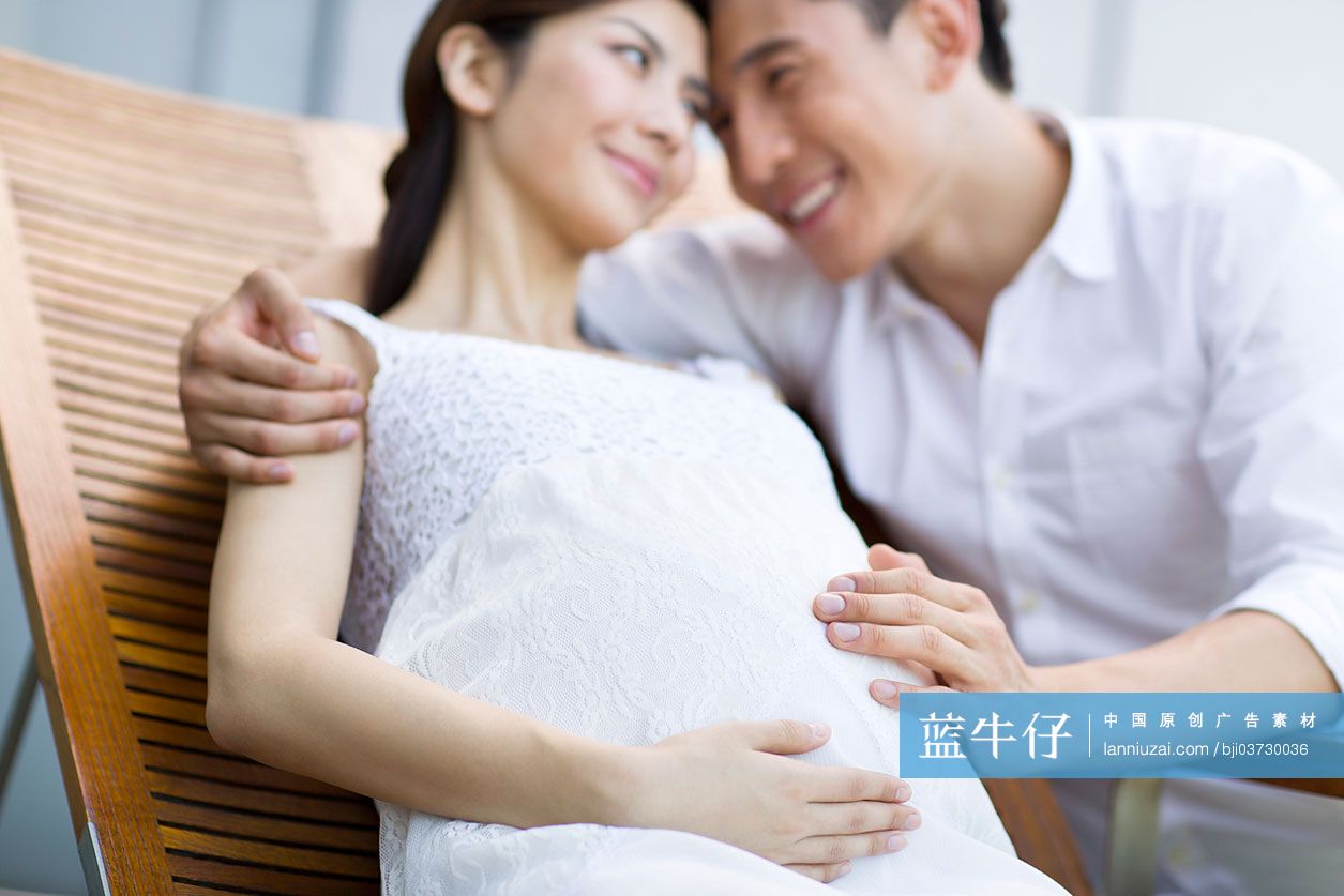 年轻夫妇期待新生儿