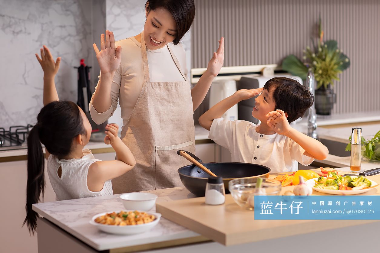 妈妈带俩孩子在厨房做饭