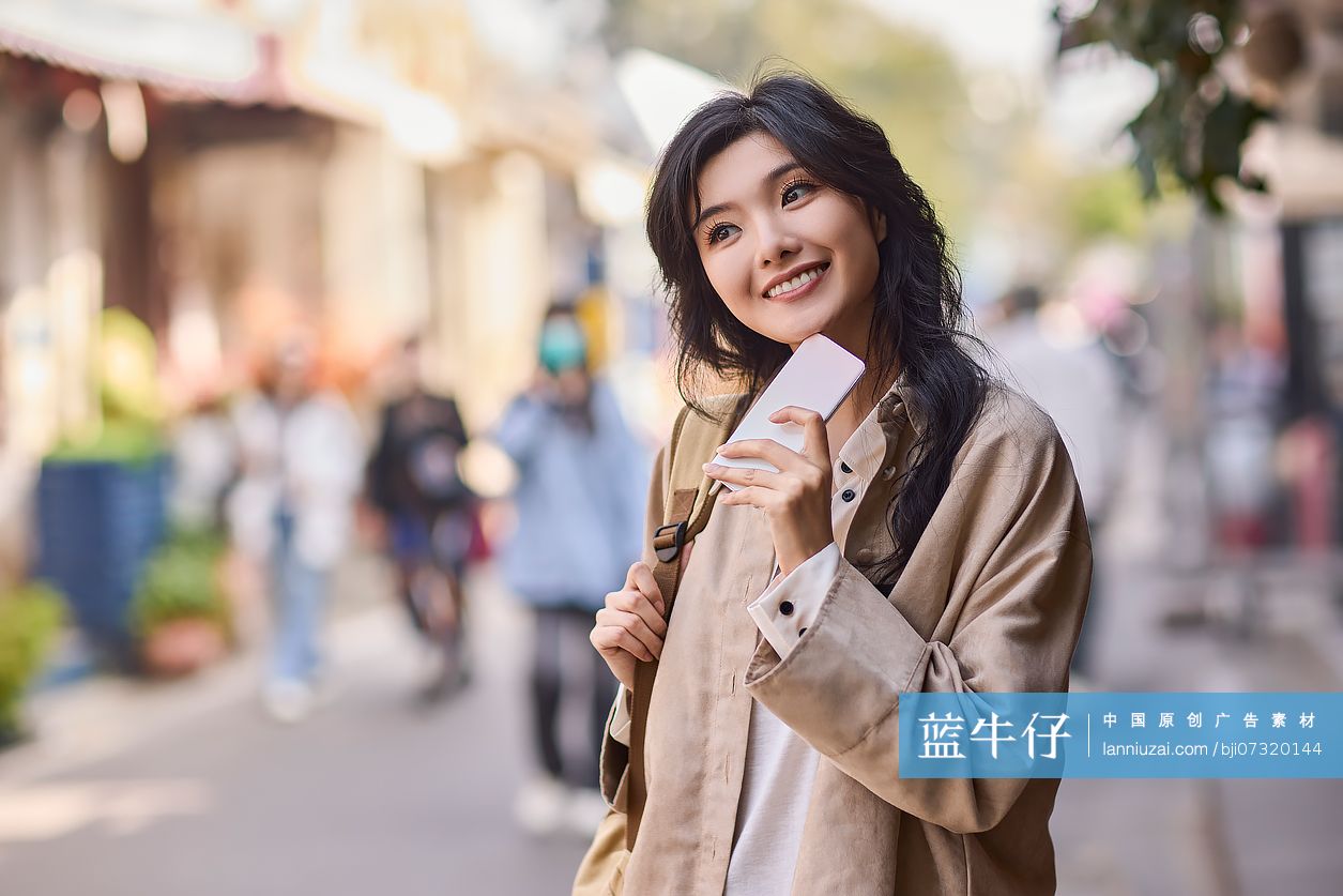 快乐的年轻女性在北京旅游
