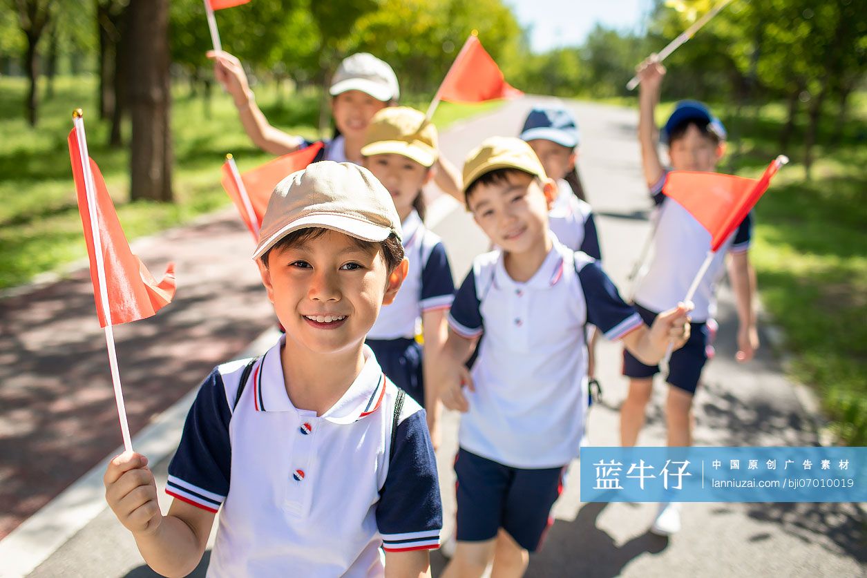 快乐的小学生春游