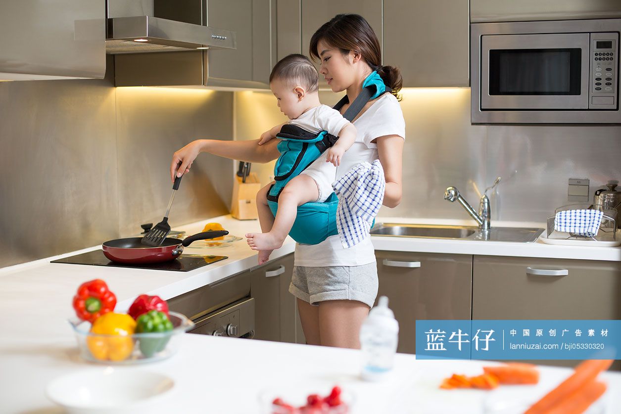 年轻妈妈在厨房做饭