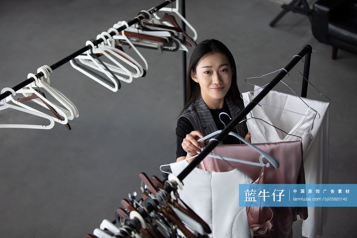 造型师在工作室工作