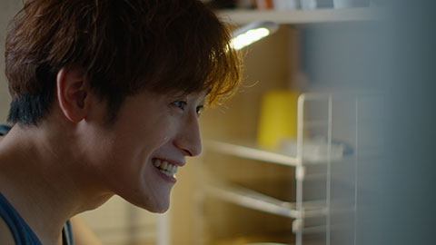 快乐的大学生在宿舍学习