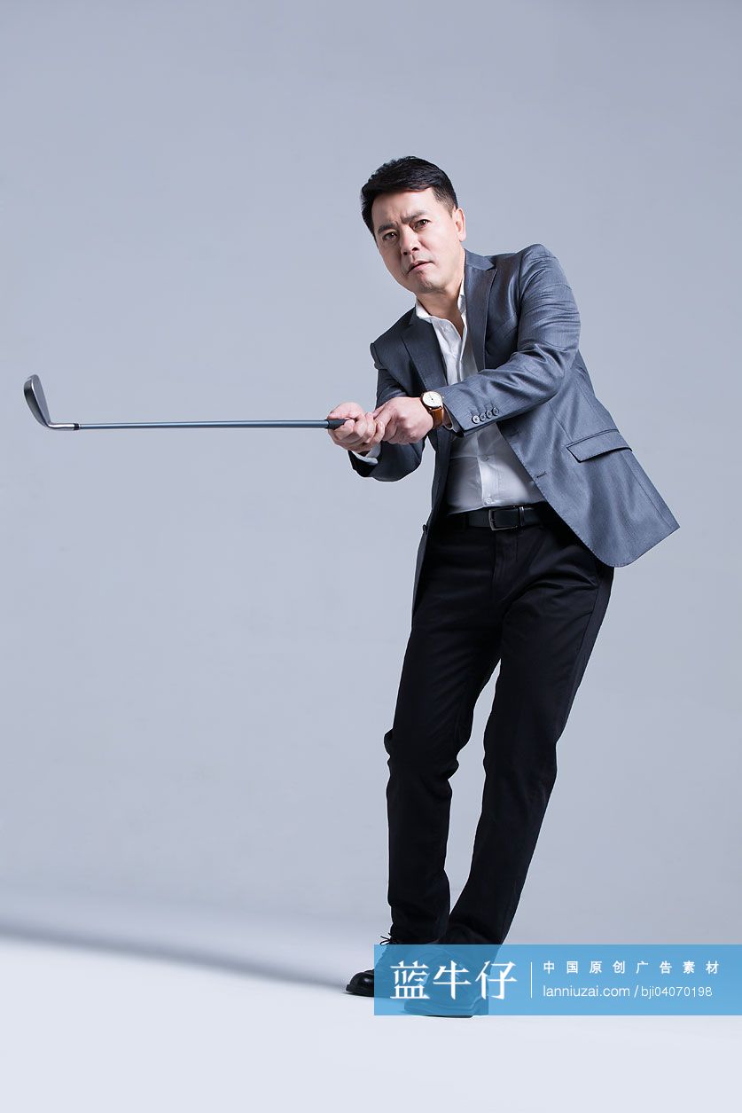 商务男士打高尔夫球