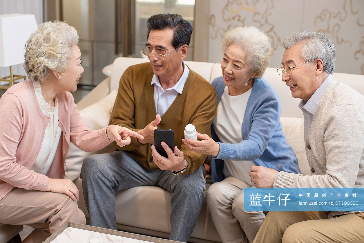 老年朋友们看药品说明书