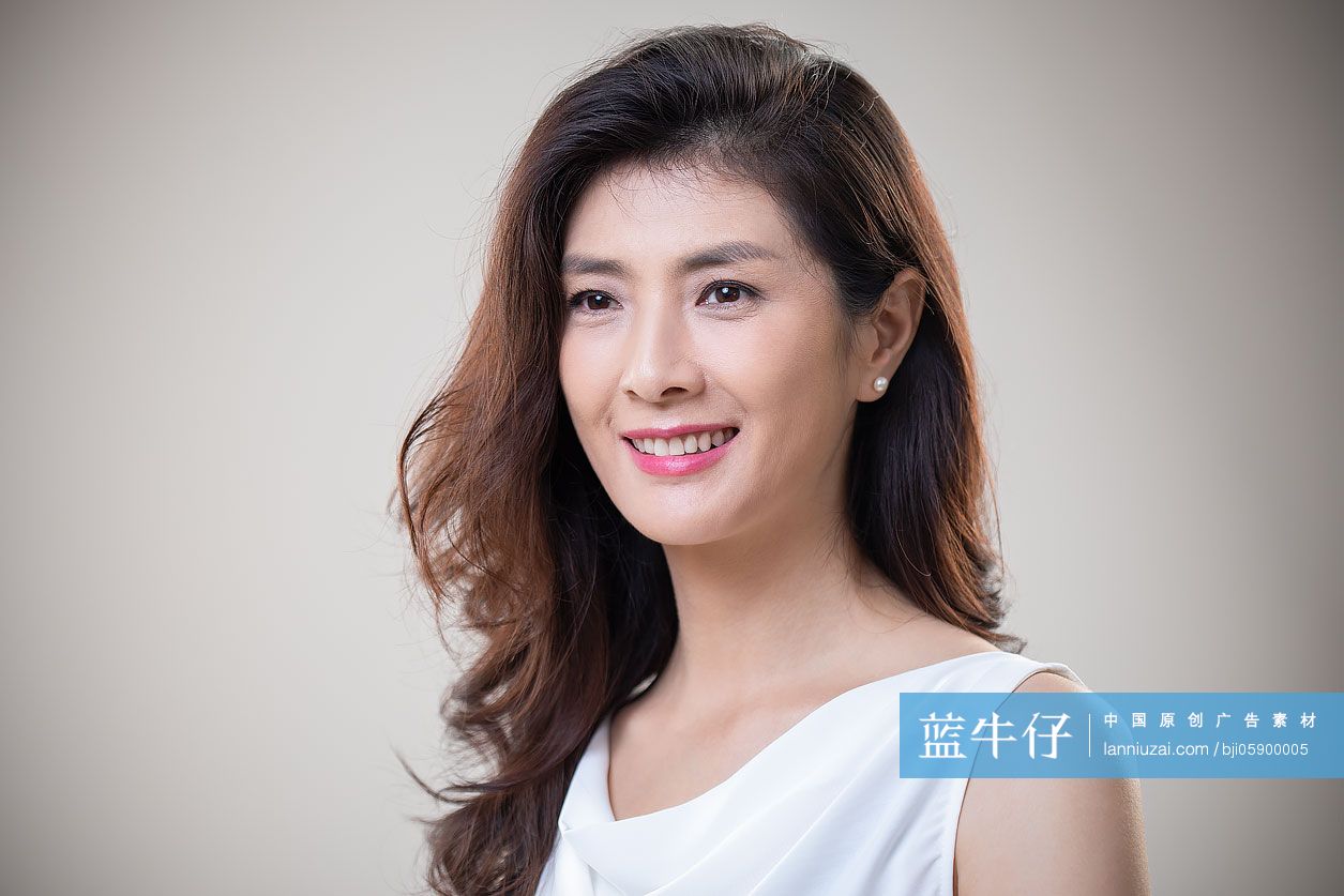 快乐的中年女性肖像