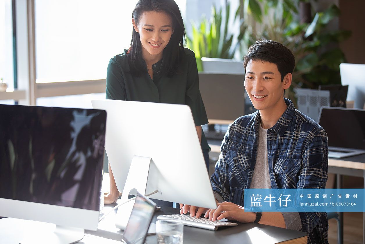 年轻大学生使用电脑
