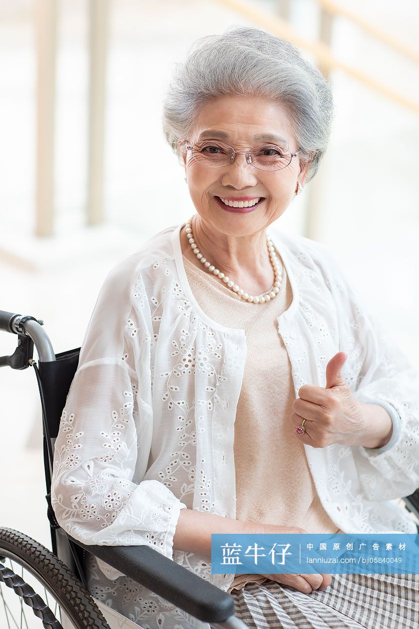 老年人在养老院