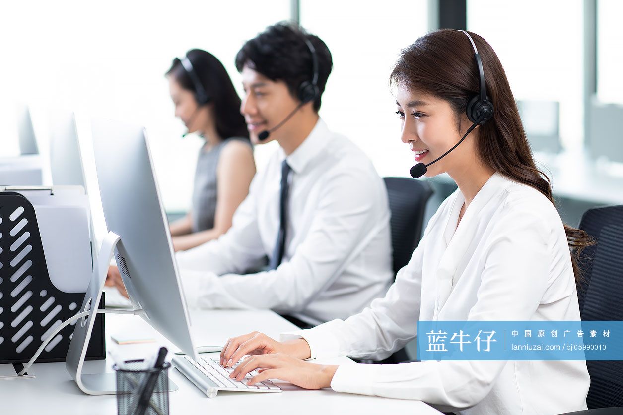 年轻的客服代表