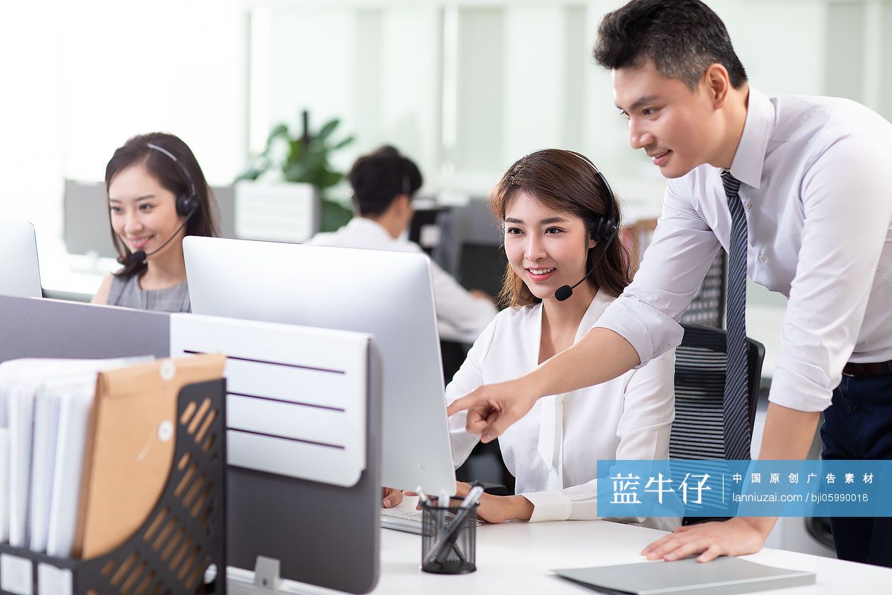 客服代表在工作