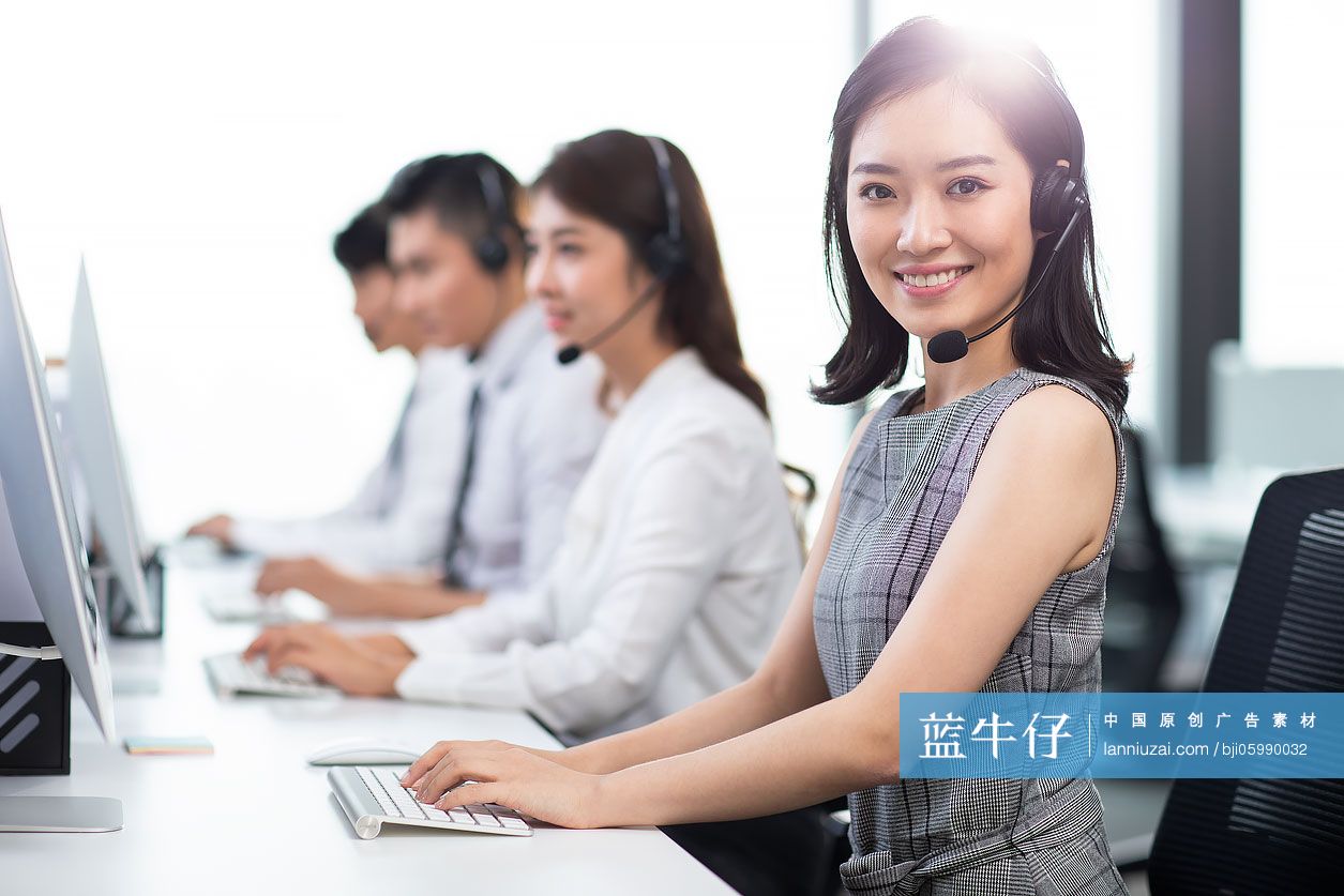 年轻的客服代表
