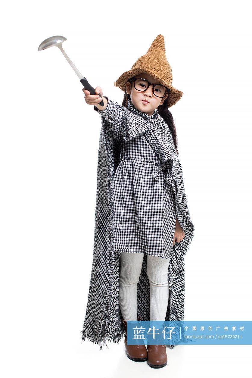 快乐的小女孩装扮成魔法师