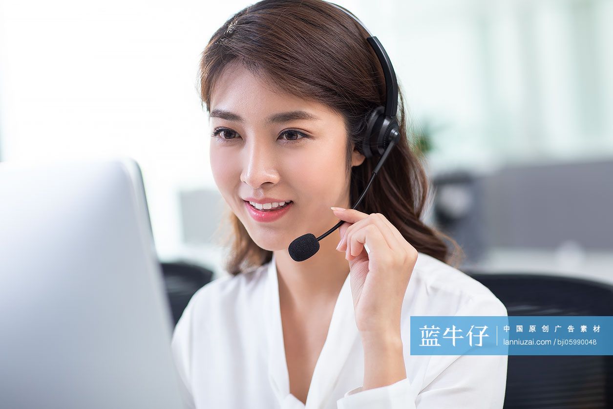 年轻的客服代表