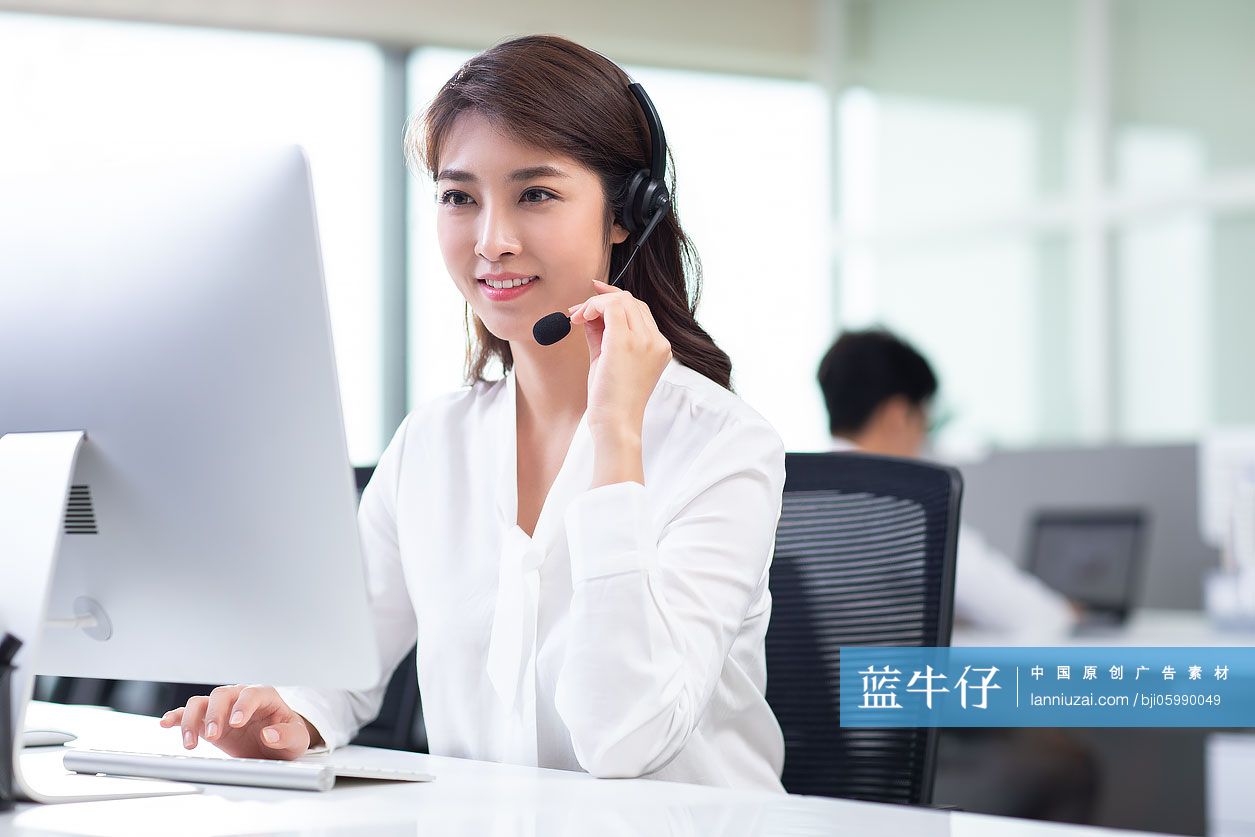 年轻的客服代表