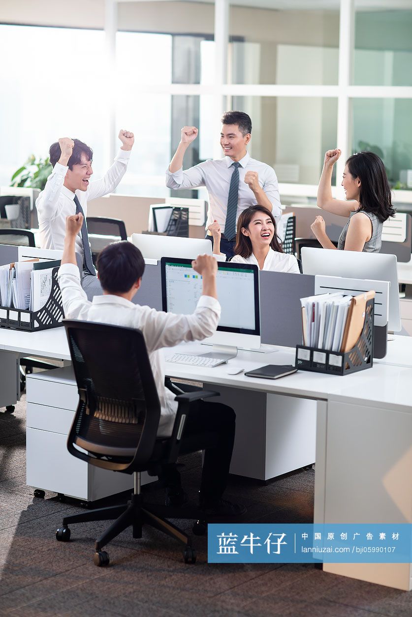商务人士在办公室欢呼