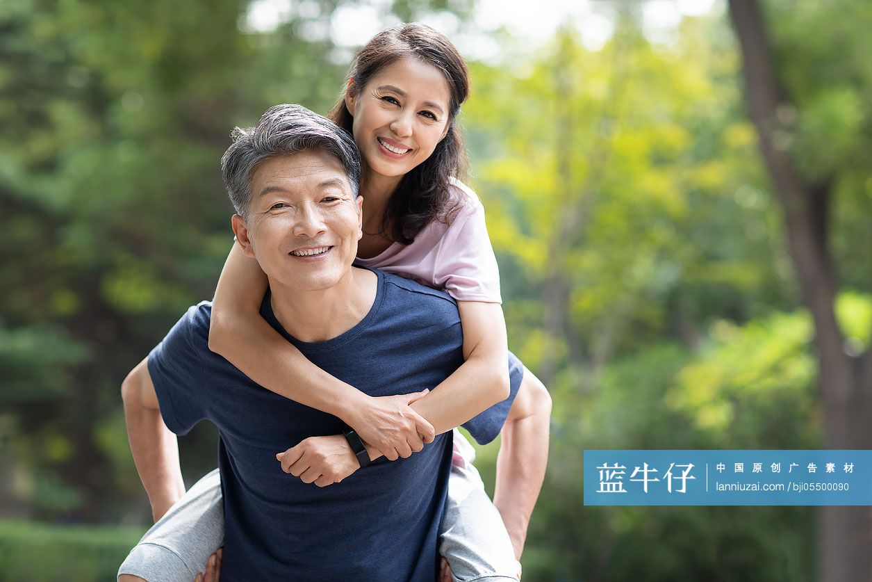 快乐的成熟夫妇在公园