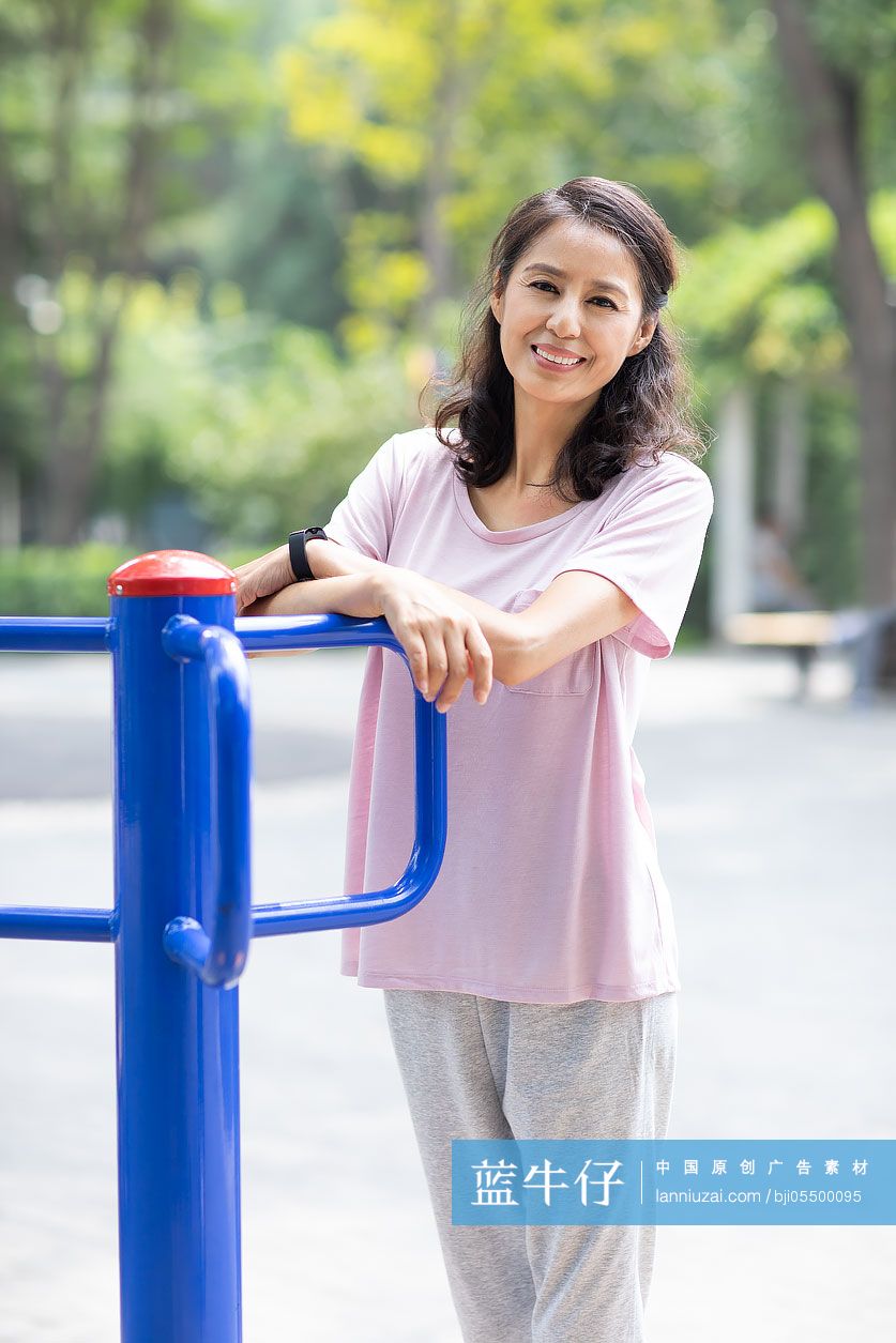 成熟女士在公园锻炼