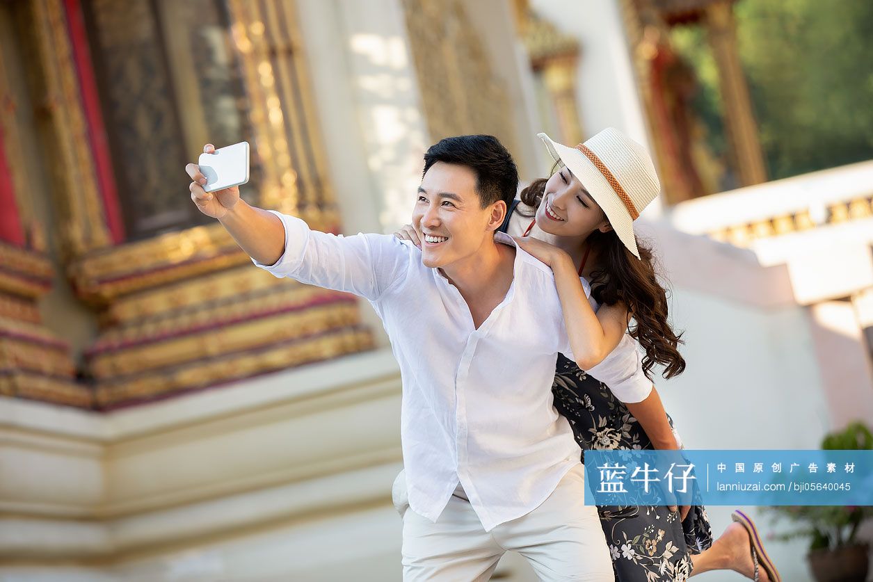 快乐的年轻情侣自拍