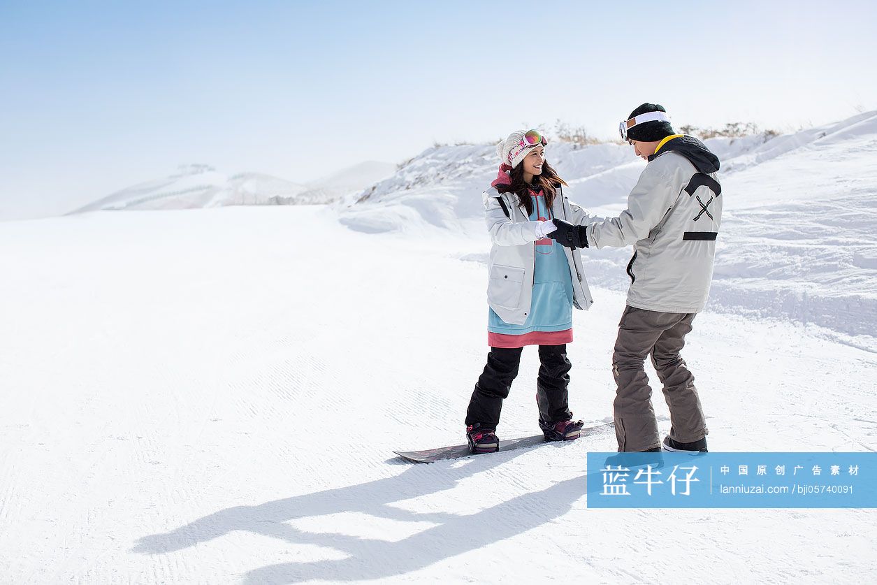 快乐的年轻情侣在滑雪场滑雪-蓝牛仔影像-中国原创广告影像素材