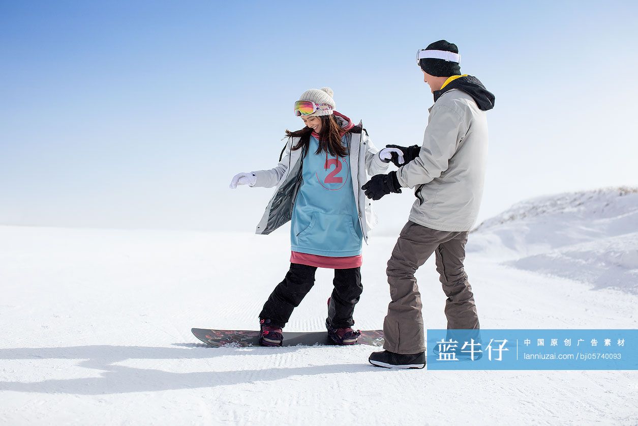 快乐的年轻情侣在滑雪场滑雪-蓝牛仔影像-中国原创广告影像素材