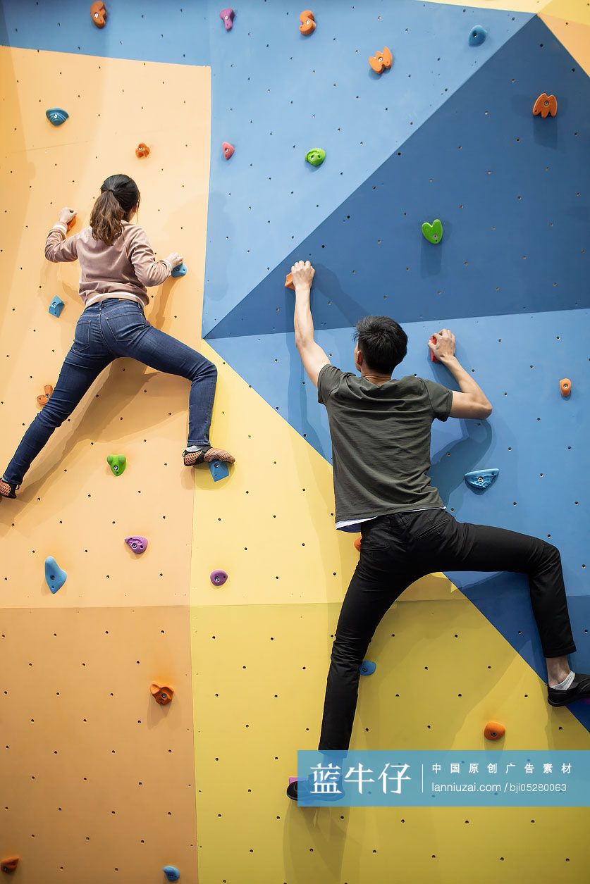 年轻人在健身馆攀岩
