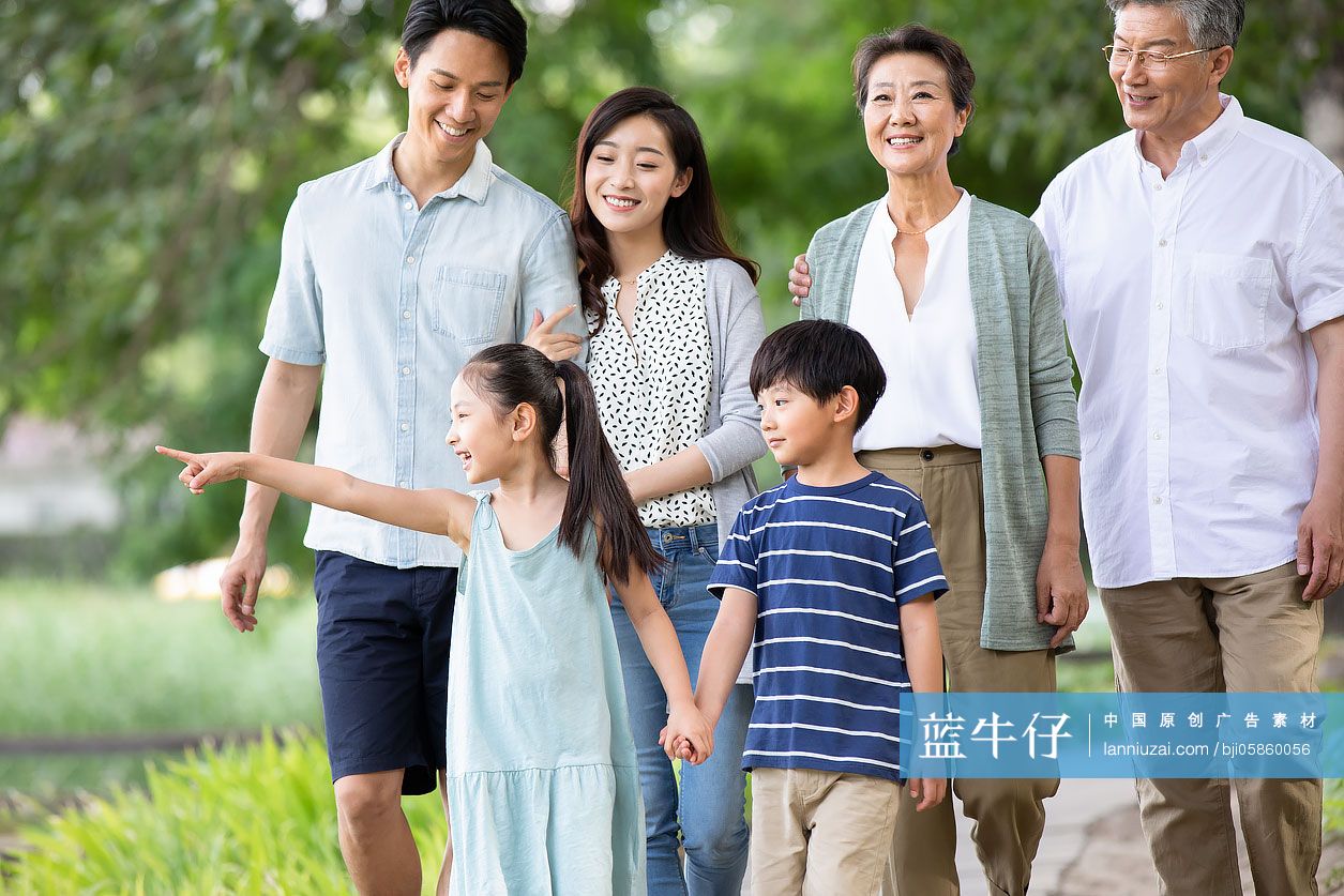 快乐家庭在公园散步