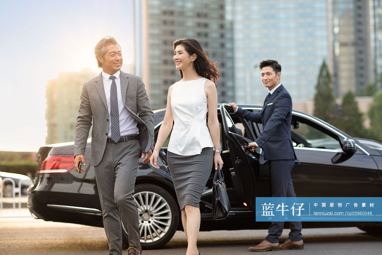 成功的商务人士下车