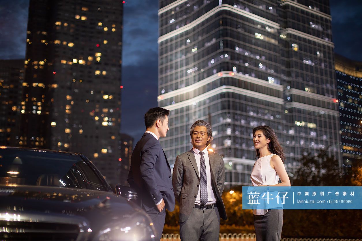 成功的商务人士在谈话