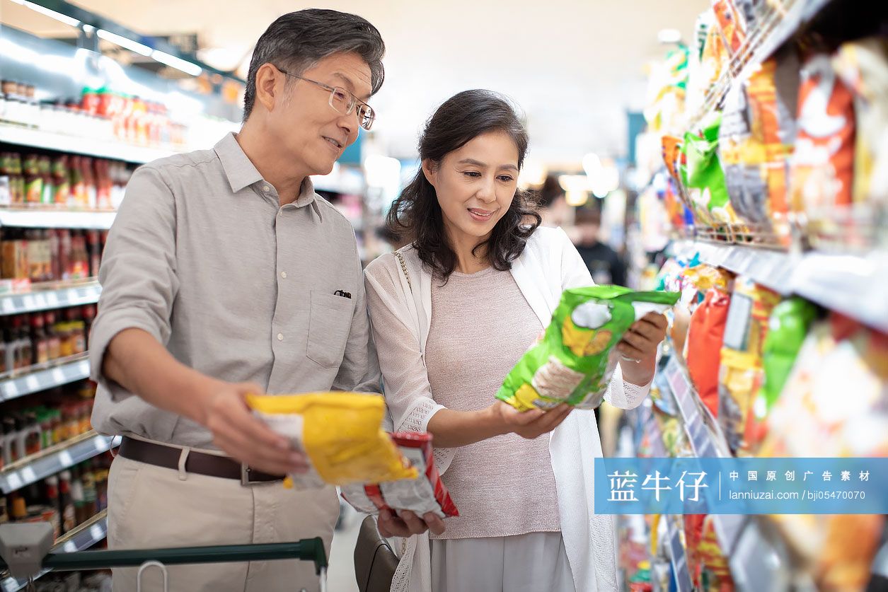 中老年夫妇一起逛超市