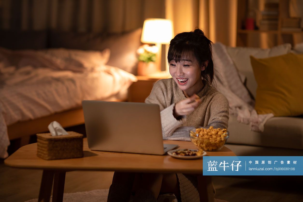 年轻女士在家使用电脑