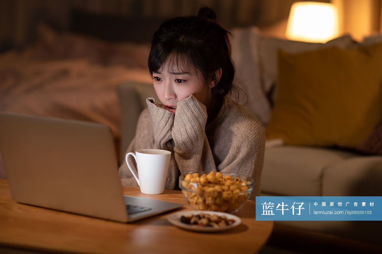 年轻女士在家使用电脑