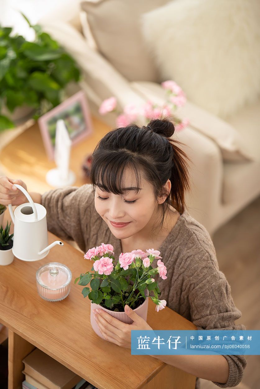 年轻女士在家浇花