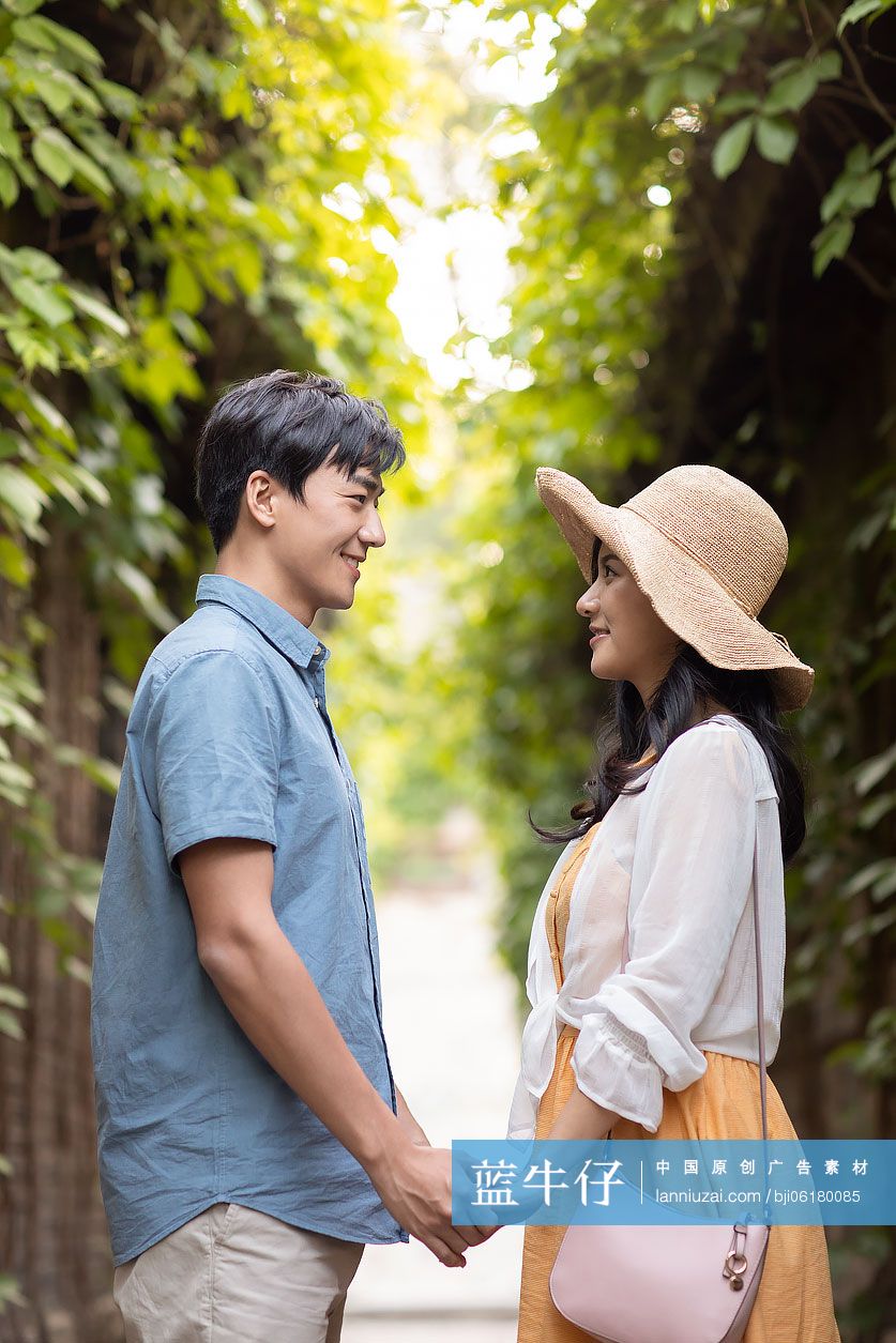 快乐年轻情侣旅游度假