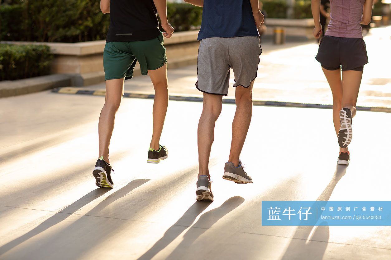 年轻人户外跑步