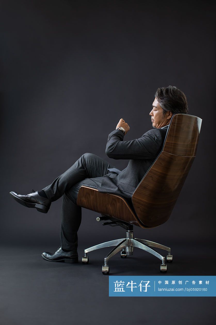 成功商务男士查看时间