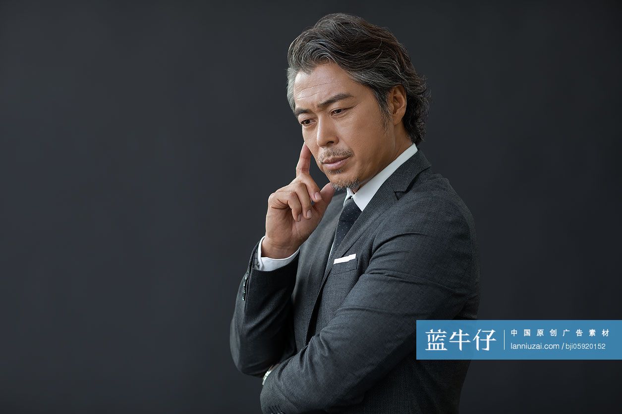 成功商务男士思考