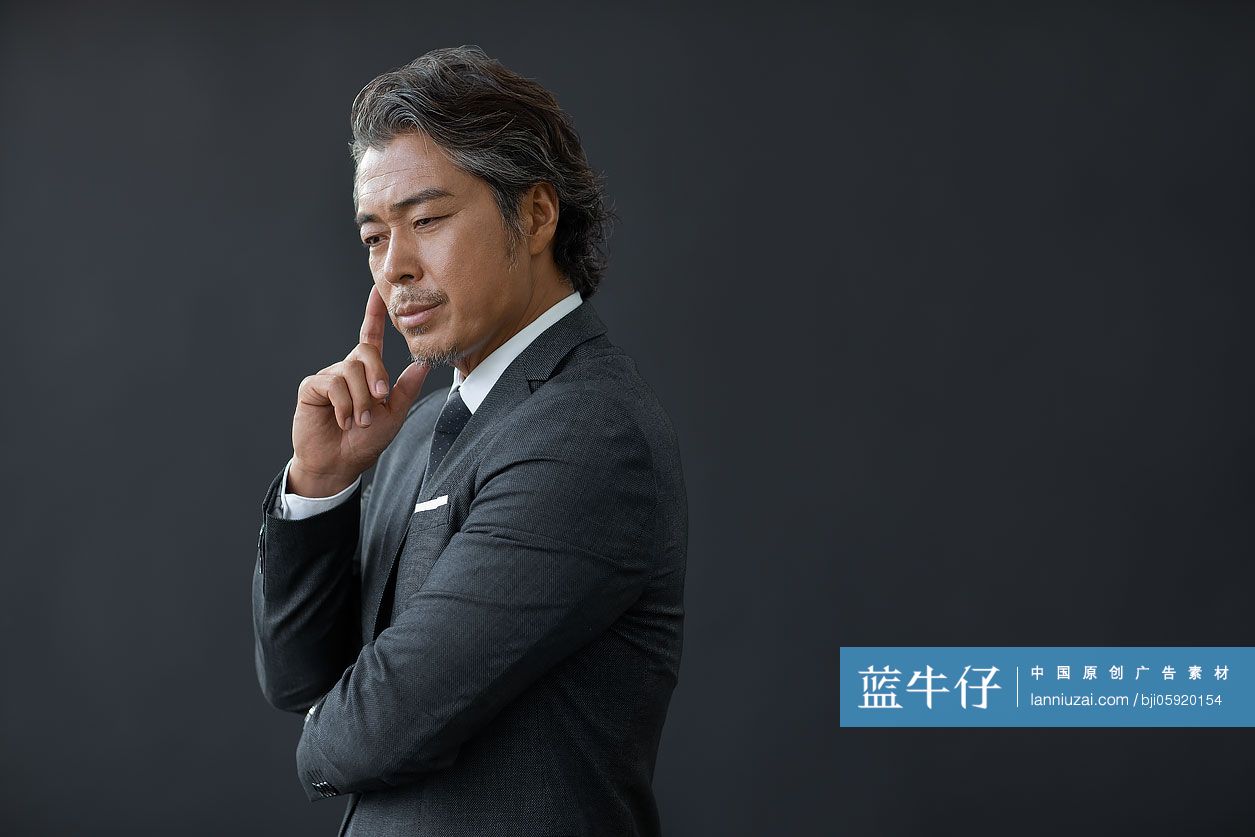 成功商务男士思考