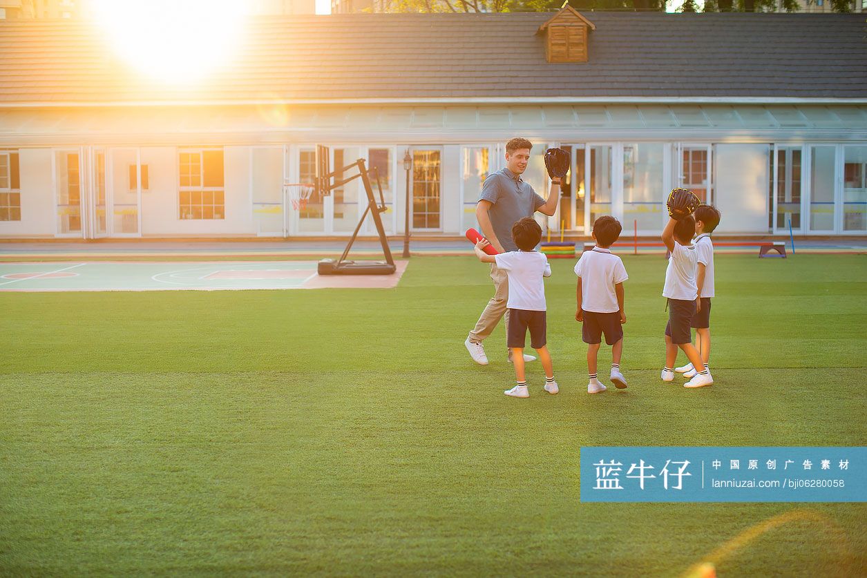 老师教孩子玩棒球