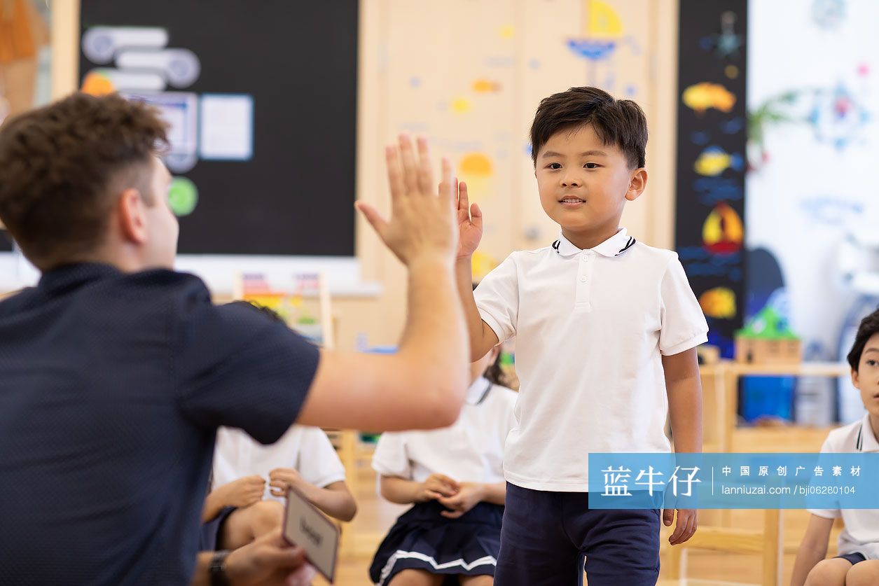 外教给孩子上英语课