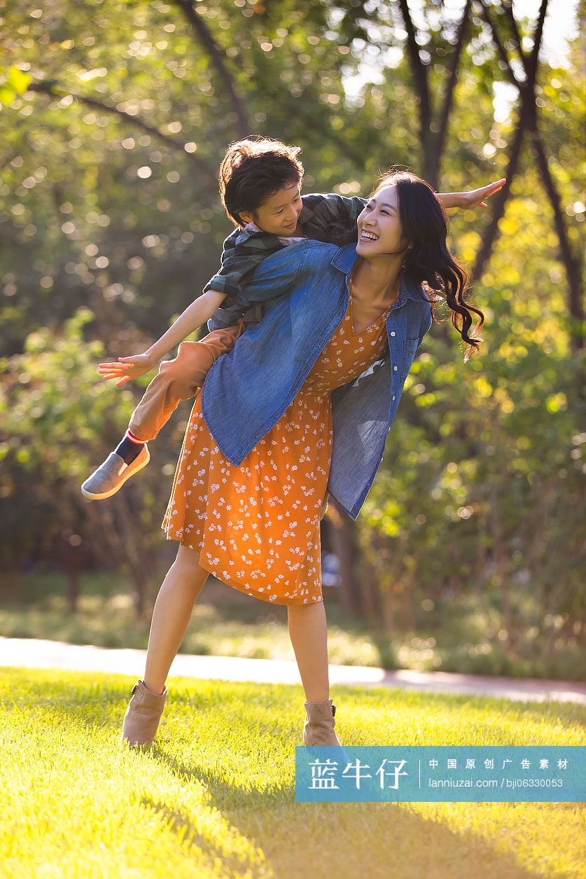 快乐母子俩在公园玩耍