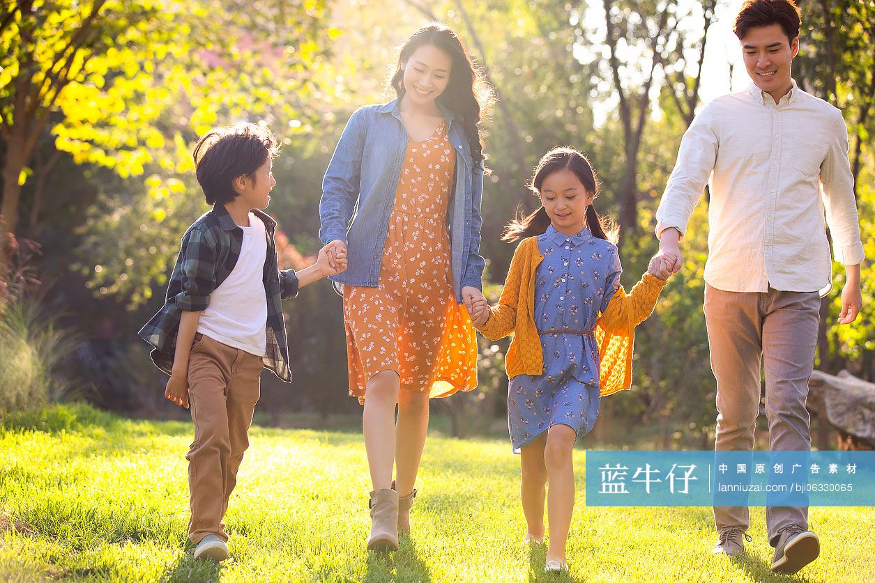 快乐的年轻家庭在公园共享美好时光