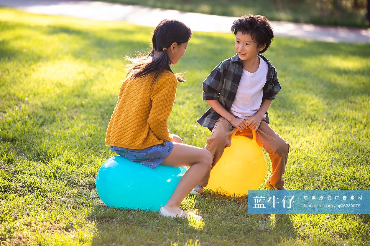 快乐的儿童在公园玩耍