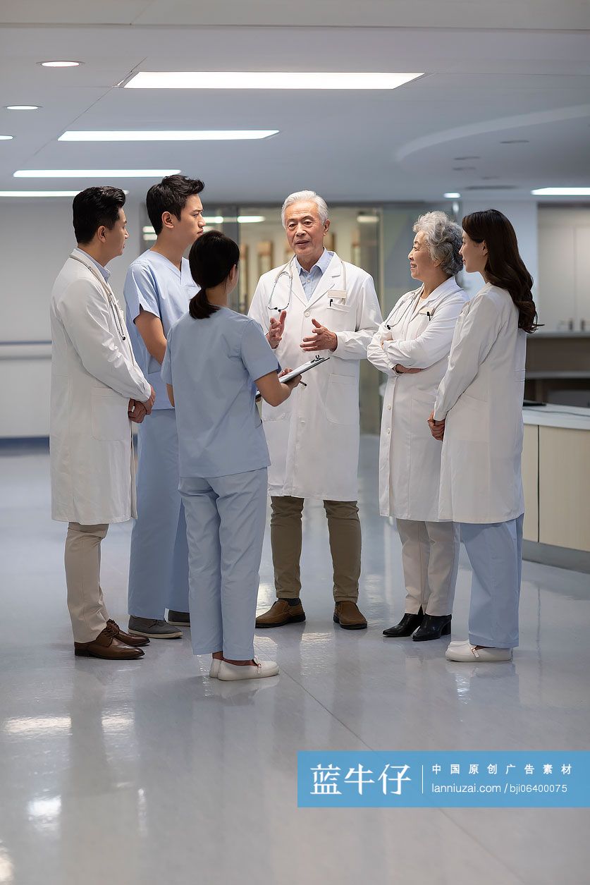 医生们在医院走廊里谈话