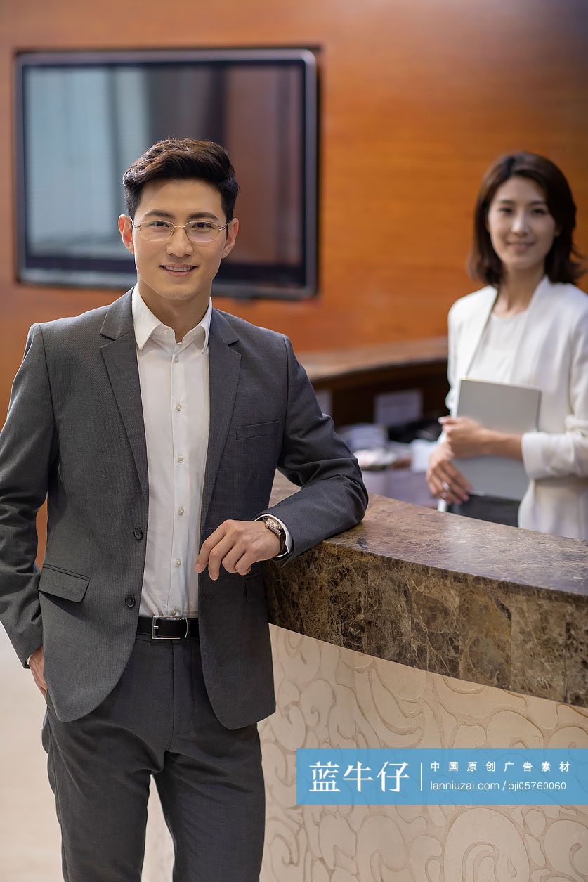 商务男士在酒店前台办理入住手续