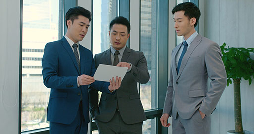 Successful Chinese businessmen talking in office,4K