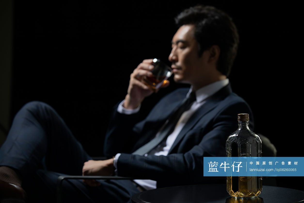 成功的商务男士喝酒
