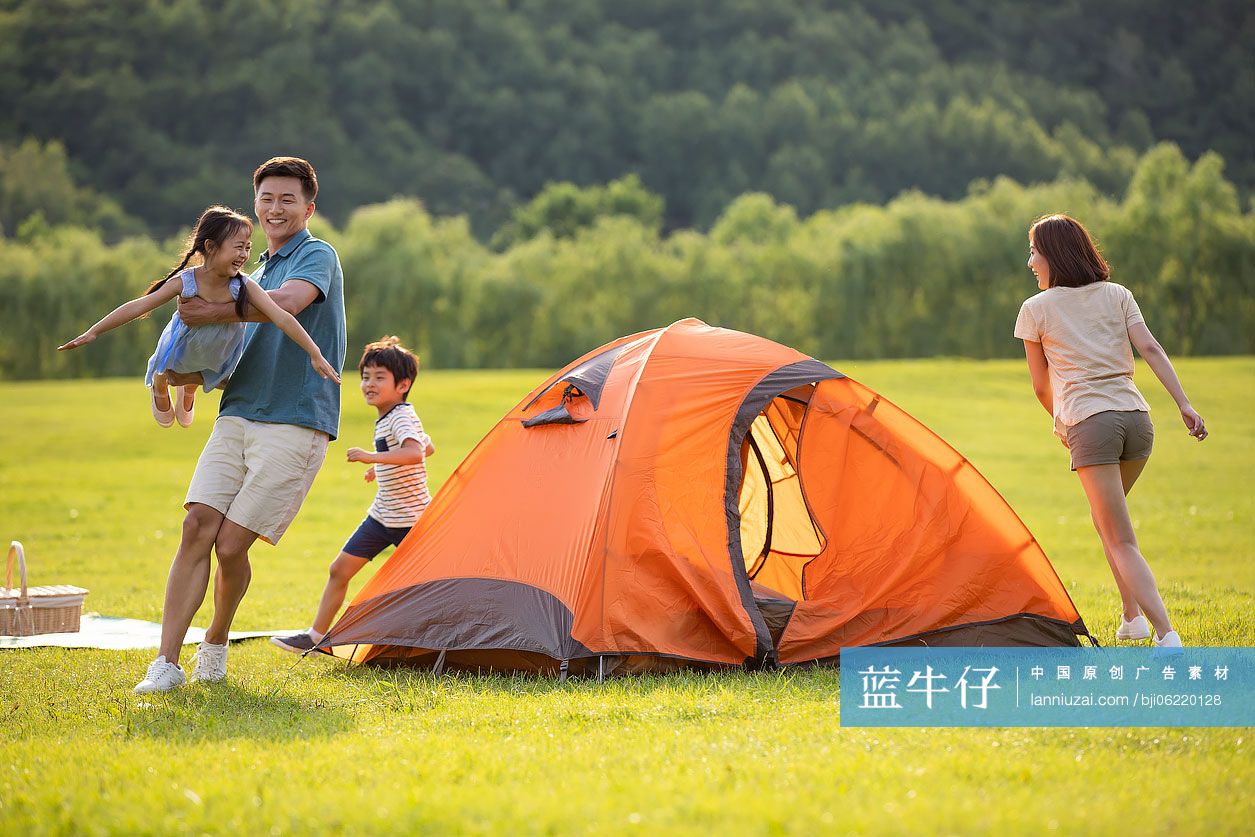 快乐的年轻家庭在户外露营