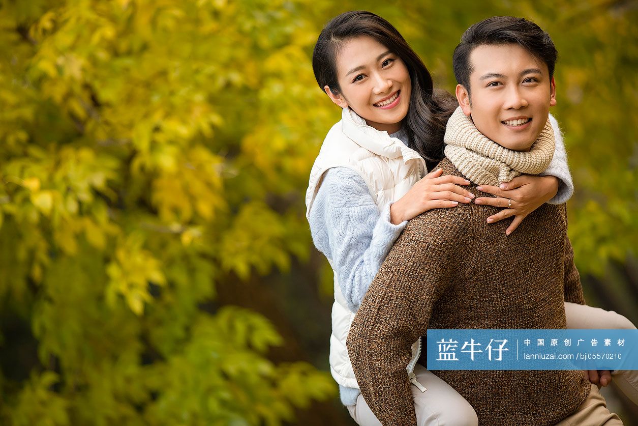 快乐的年轻情侣在树林里约会-蓝牛仔影像-中国原创广告影像素材